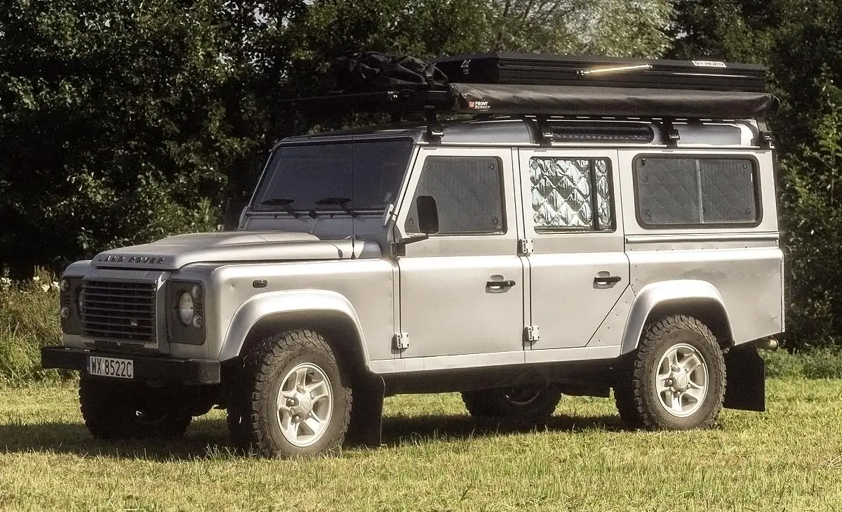 BlidimaX vs BlidimaXblack Vergleich Sicht- und Hitzeschutz für Camper und Offroader Outdoor-Jeep mit Blidimax Sicht- und Hitzeschutz in den Fenstern bereit für ein neues Abenteuer
